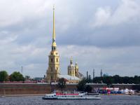 Schiff auf Newa vor Peter und Paul Festung in St. Petersburg